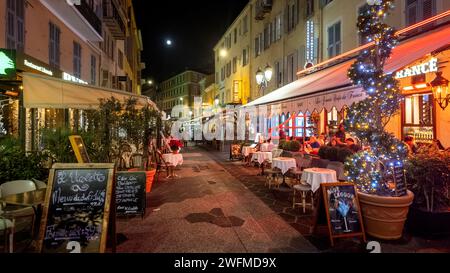 NIZZA, FRANCIA - 25 GENNAIO 2024: Strada pedonale nel centro della città di Nizza, Provence Alpes-Cоte d'Azur, Francia Foto Stock