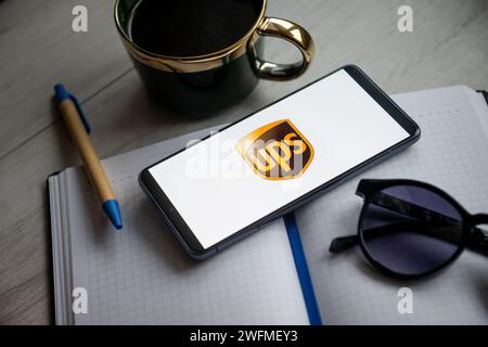 In questa immagine viene visualizzato un logo UPS sullo smartphone. Foto Stock