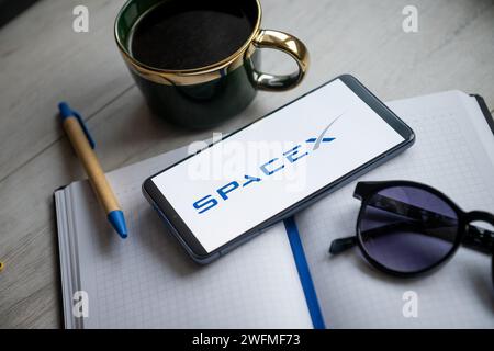 In questa foto è mostrato un logo SpaceX visualizzato su uno smartphone. Foto Stock