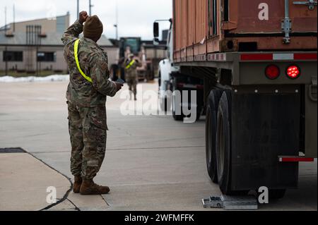 Gli avieri dell'aeronautica militare degli Stati Uniti del 305th Aerial Port Squadron dirigono un camion pieno di airbag sulla base congiunta McGuire-Dix-Lakehurst, N.J., 27 gennaio 2024. Più di 1.500 soldati della Guardia Nazionale dell'Esercito del New Jersey stanno dispiegando per sostenere l'operazione Combined Joint Task Force Inherent Resolve del comando centrale degli Stati Uniti. Questo è il più grande dispiegamento di soldati NJARNG dal 2008. (Foto dell'aeronautica militare statunitense di Sergio Avalos) Foto Stock