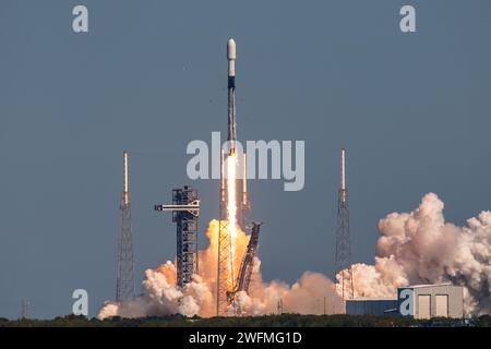 Un razzo Falcon 9 che trasporta la 20a missione Commercial Resupply Services della Northrop Grumman (NG-20) verso la stazione spaziale Internazionale viene lanciato dallo Space Launch Complex 40 (SLC-40) alla Cape Canaveral Space Force Station, Florida, 30 gennaio 2024. Questo fu il decimo volo del booster del primo stadio che supportava questa missione, che in precedenza aveva lanciato Crew-5, GPS III Space Vehicle 06, Inmarsat I6-F2, CRS-28, Intelsat G-37 e quattro missioni Starlink Space Force foto di Joshua conti) Foto Stock