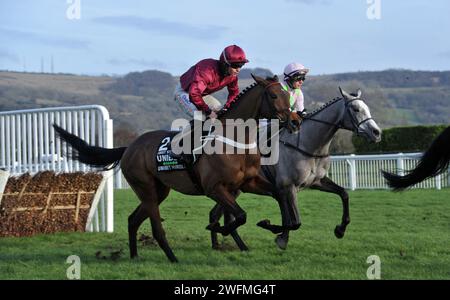 Gara alle 18:00 Unibet hurdle Race (International hurdle Race) L2r First Street guidata da James Bowen e Lossiemouth guidata da Paul Townend jump Foto Stock