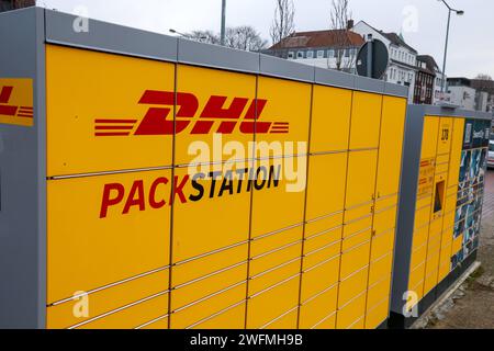 Bahnhofs-Packstation von DHL und Deutsche Bahn am Bahnhof Rheine. Nicht nur DHL kann die Stationen beliefern, sondern auch lokale Händler. Serviceangebot am Bahnhof verbessert. Rheine, Nordrhein-Westfalen, DEU, Deutschland, 30.01.2024 *** DHL e Deutsche Bahn stazione di imballaggio presso la stazione Rheine non solo DHL può consegnare alle stazioni, ma anche rivenditori locali offerta di servizio presso la stazione migliorata Rheine, North Rhine-Westphalia, DEU, Germania, 30 01 2024 Foto Stock