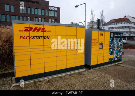 Bahnhofs-Packstation von DHL und Deutsche Bahn am Bahnhof Rheine. Nicht nur DHL kann die Stationen beliefern, sondern auch lokale Händler. Serviceangebot am Bahnhof verbessert. Rheine, Nordrhein-Westfalen, DEU, Deutschland, 30.01.2024 *** DHL e Deutsche Bahn stazione di imballaggio presso la stazione Rheine non solo DHL può consegnare alle stazioni, ma anche rivenditori locali offerta di servizio presso la stazione migliorata Rheine, North Rhine-Westphalia, DEU, Germania, 30 01 2024 Foto Stock