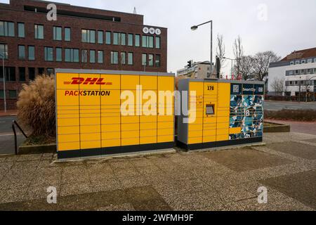 Bahnhofs-Packstation von DHL und Deutsche Bahn am Bahnhof Rheine. Nicht nur DHL kann die Stationen beliefern, sondern auch lokale Händler. Serviceangebot am Bahnhof verbessert. Rheine, Nordrhein-Westfalen, DEU, Deutschland, 30.01.2024 *** DHL e Deutsche Bahn stazione di imballaggio presso la stazione Rheine non solo DHL può consegnare alle stazioni, ma anche rivenditori locali offerta di servizio presso la stazione migliorata Rheine, North Rhine-Westphalia, DEU, Germania, 30 01 2024 Foto Stock