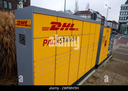 Bahnhofs-Packstation von DHL und Deutsche Bahn am Bahnhof Rheine. Nicht nur DHL kann die Stationen beliefern, sondern auch lokale Händler. Serviceangebot am Bahnhof verbessert. Rheine, Nordrhein-Westfalen, DEU, Deutschland, 30.01.2024 *** DHL e Deutsche Bahn stazione di imballaggio presso la stazione Rheine non solo DHL può consegnare alle stazioni, ma anche rivenditori locali offerta di servizio presso la stazione migliorata Rheine, North Rhine-Westphalia, DEU, Germania, 30 01 2024 Foto Stock