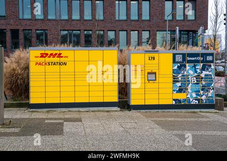 Bahnhofs-Packstation von DHL und Deutsche Bahn am Bahnhof Rheine. Nicht nur DHL kann die Stationen beliefern, sondern auch lokale Händler. Serviceangebot am Bahnhof verbessert. Rheine, Nordrhein-Westfalen, DEU, Deutschland, 30.01.2024 *** DHL e Deutsche Bahn stazione di imballaggio presso la stazione Rheine non solo DHL può consegnare alle stazioni, ma anche rivenditori locali offerta di servizio presso la stazione migliorata Rheine, North Rhine-Westphalia, DEU, Germania, 30 01 2024 Foto Stock