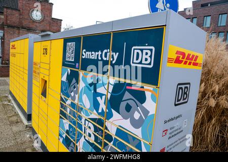 Bahnhofs-Packstation von DHL und Deutsche Bahn am Bahnhof Rheine. Nicht nur DHL kann die Stationen beliefern, sondern auch lokale Händler. Serviceangebot am Bahnhof verbessert. Rheine, Nordrhein-Westfalen, DEU, Deutschland, 30.01.2024 *** DHL e Deutsche Bahn stazione di imballaggio presso la stazione Rheine non solo DHL può consegnare alle stazioni, ma anche rivenditori locali offerta di servizio presso la stazione migliorata Rheine, North Rhine-Westphalia, DEU, Germania, 30 01 2024 Foto Stock