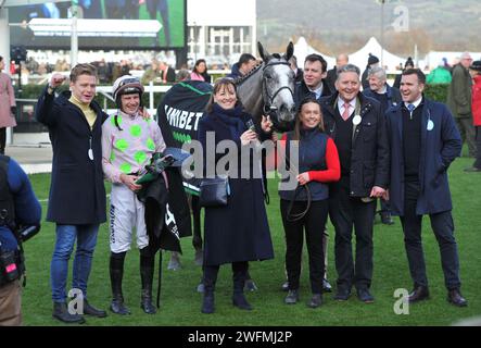 Gara delle 18:00 15:00: Il vincitore della Unibet hurdle Race (la International hurdle Race), Lossiemouth, guidato da Paul Townend, nel recinto dei vincitori, ha vinto Foto Stock