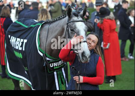 Gara 18:00: Il vincitore della gara Unibet hurdle Race (The International hurdle Race) Lossiemouth, guidato da Paul Townend, si esibisce nella classifica dei vincitori Enclosure Horse r Foto Stock