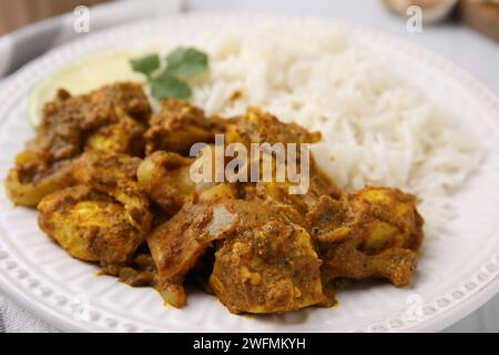Delizioso curry di pollo con riso sul tavolo, primo piano Foto Stock