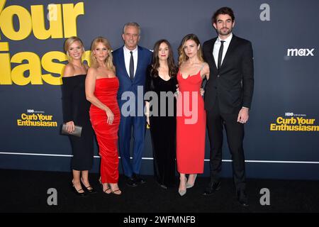 Cat Young, Cheryl Hines, Robert F. Kennedy Jr., Gast, Giulia BE und Conor Kennedy bei der Premiere der 12. Staffel der HBO serie "Curb Your Enthusiasm / Lass es, Larry!" im DGA Theater Complex. Los Angeles, 30.01.2024 Foto Stock