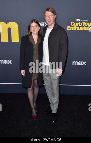 Lily Sullivan e Tim Baltz bei der Premiere der 12. Staffel der HBO serie "Curb Your Enthusiasm / Lass es, Larry!" im DGA Theater Complex. Los Angeles, 30.01.2024 Foto Stock