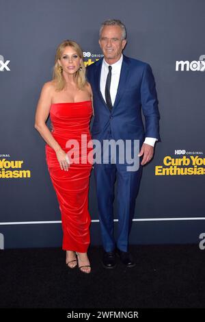 Cheryl Hines mit Ehemann Robert F. Kennedy Jr. Bei der Premiere der 12. Staffel der HBO serie "Curb Your Enthusiasm / Lass es, Larry!" im DGA Theater Complex. Los Angeles, 30.01.2024 Foto Stock