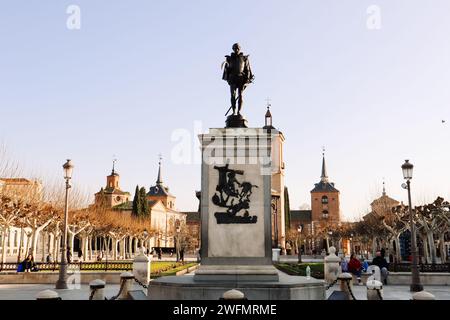 Alcala de Henares, Spagna. 31 gennaio 2024 Monumento a Cervantes nella piazza principale della città. Punto di riferimento storico spagnolo. Famosa statua, architettura. Foto Stock