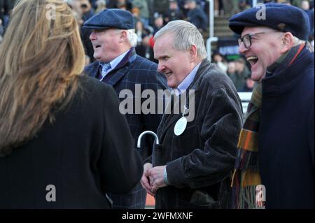 Gara 7 15:35: McCoy Contractors Cleeve hurdle Race, proprietario del Paisley Park Andrew Gemmell (centro con bastone), ippodromo di Cheltenham Racecours Foto Stock