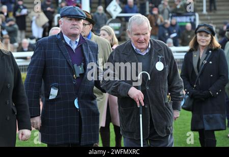 Gara 7 15:35. Il proprietario di Paisley Park Andrew Gemmell (a destra con il bastone), McCoy Contractors Cleeve hurdle Race, all'ippodromo di Cheltenham Foto Stock