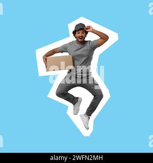 Corriere sorpreso con pacco che salta su sfondo azzurro Foto Stock