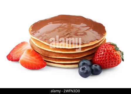Gustosi pancake con pasta al cioccolato e frutti di bosco isolati su bianco Foto Stock