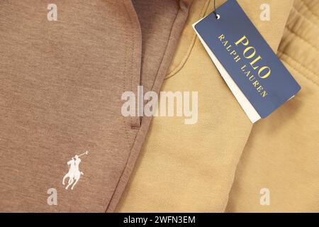 Leiden, Paesi Bassi - 6 dicembre 2023: Etichetta di abbigliamento Polo Ralph Lauren sull'indumento, vista dall'alto Foto Stock