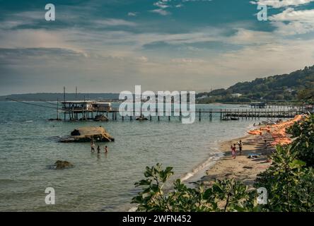 16-09-2024. Marina di Fossacesia; costa dei Trabocchi, spiaggia di Cavalluccio con ristorante 'Trabocco Punta Paciosa'. Provincia di Chieti, Abruzzo, Italia. Foto Stock