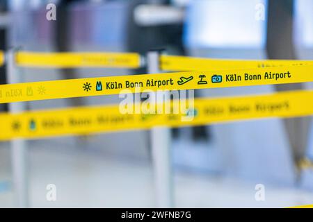 Symbolbild, Themenbild, Mottobild - Flugstreik am Flughafen Köln Bonn Airport. Der Gewerkschaft Ver.di Streik des Sicherheitspersonals Hat an den deutschen Flughäfen begonnen. Zahlreiche Flüge wurden gestrichen. 31.01.2024 Köln Wahn NRW Deutschland *** immagine del simbolo, immagine del tema, immagine del motto sciopero del volo all'aeroporto di Colonia-Bonn lo sciopero del Ver di union da parte del personale di sicurezza è iniziato negli aeroporti tedeschi numerosi voli sono stati cancellati 31 01 2024 Colonia Wahn NRW Germania Foto Stock