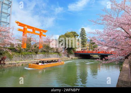 Kyoto, Giappone - 2 aprile 2023: Il giro in barca Okazaki Jikkokubune effettua una crociera di tre chilometri dal molo delle barche di Nanzenji alla diga di Ebisu e ritorno Foto Stock