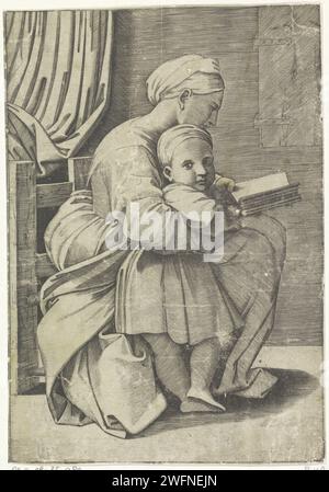Maria insegna la lettura del bambino di Cristo, Marco dente (attribuito a), dopo Rafaël, 1498 - 1532 stampa Maria siede su una sedia e legge da un libro. Il bambino di Cristo è di fronte a lei e guarda lo spettatore. Italia carta incisione Madonna: Cioè Maria con il Cristo bambino. Maria insegna al Cristo bambino a leggere Foto Stock