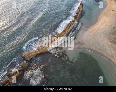 Foto aerea della costa rocciosa sul lato sud di kauai Foto Stock