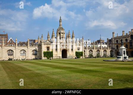 La porta d'ingresso contiene la loggia dei portieri sulla Kings Parade, vista dal cortile anteriore coperto da prato verde. Università di Cambridge. Regno Unito Foto Stock