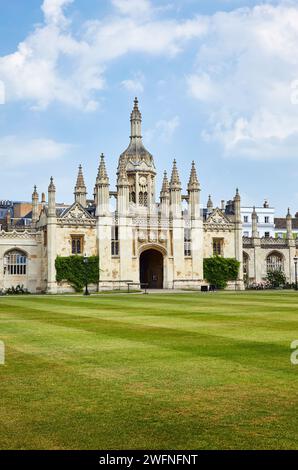 La porta d'ingresso contiene la loggia dei portieri sulla Kings Parade, vista dal cortile anteriore coperto da prato verde. Università di Cambridge. Regno Unito Foto Stock