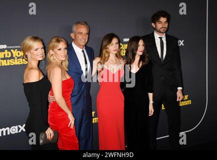 LOS ANGELES, CALIFORNIA - GENNAIO 30: (L-R) Cat Young, Cheryl Hines, Robert F. Kennedy Jr., Giulia Be e Conor Kennedy assistono alla premiere della stagione 12 Foto Stock