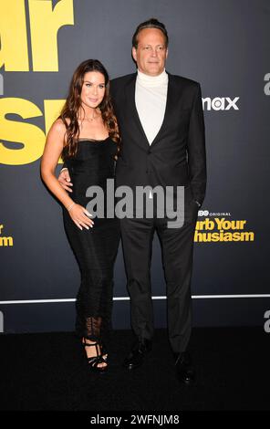 LOS ANGELES, CALIFORNIA - GENNAIO 30: (L-R) Kyla Weber e Vince Vaughn assistono alla premiere della stagione 12 di "Curb Your Entreasm" di HBO presso Directors GUI Foto Stock