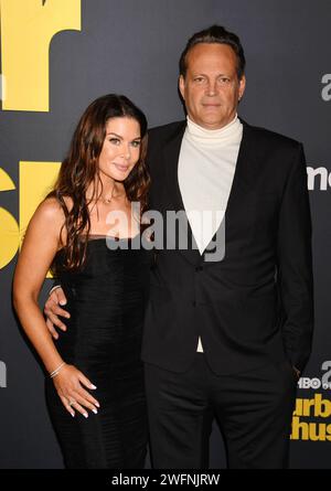 LOS ANGELES, CALIFORNIA - GENNAIO 30: (L-R) Kyla Weber e Vince Vaughn assistono alla premiere della stagione 12 di "Curb Your Entreasm" di HBO presso Directors GUI Foto Stock