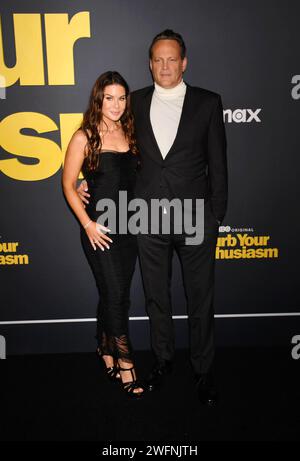 LOS ANGELES, CALIFORNIA - GENNAIO 30: (L-R) Kyla Weber e Vince Vaughn assistono alla premiere della stagione 12 di "Curb Your Entreasm" di HBO presso Directors GUI Foto Stock