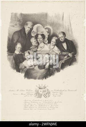 La famiglia di Johan Willem van Vredenburch van Groeneveld e sua moglie Maria Adriana van der Pot, Pieter Gerardus Bernhard, stampa del 1835 la madre è seduta sul divano con i bambini intorno a lei. Il padre è dietro il divano a sinistra di lei. Sotto il ritratto i nomi e le date di nascita delle persone ritratte. Inoltre, le armi delle due famiglie. Stampatore: Hagueprinter: Rotterdam paper Family Life. persone storiche. cuscinetto araldico Foto Stock