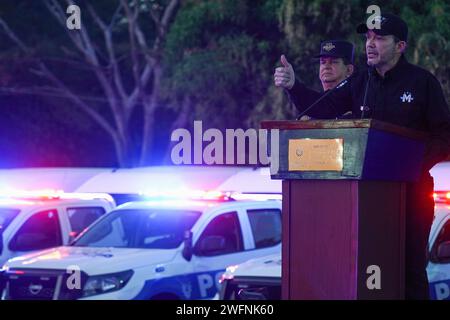 San Luis Talpa, El Salvador. 31 gennaio 2024. Il ministro della sicurezza di El Salvador Gustavo Villatoro interviene durante un evento per dispiegare 100 nuovi veicoli nella forza di polizia nazionale 4 giorni prima delle elezioni presidenziali. (Foto di Camilo Freedman/SOPA Images/Sipa USA) credito: SIPA USA/Alamy Live News Foto Stock