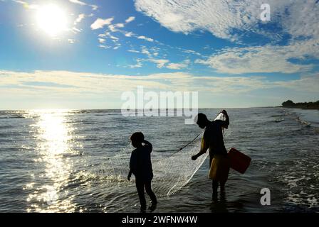 Pesca sulla spiaggia di Sittwe, Baia del Bengala, Myanmar. Foto Stock