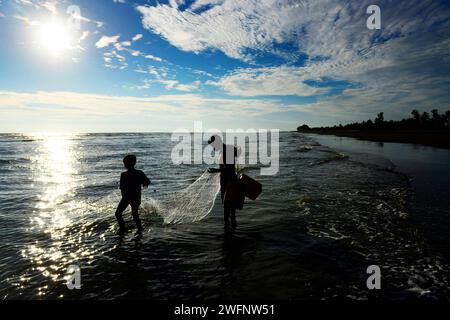 Pesca sulla spiaggia di Sittwe, Baia del Bengala, Myanmar. Foto Stock