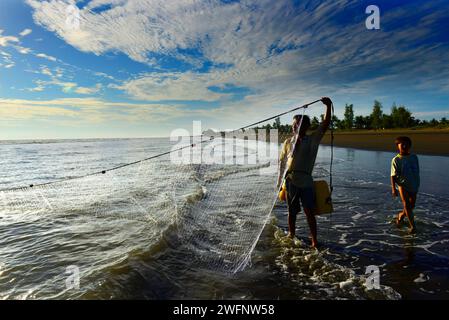 Pesca sulla spiaggia di Sittwe, Baia del Bengala, Myanmar. Foto Stock
