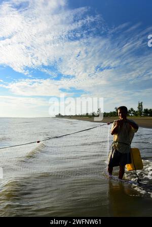 Pesca sulla spiaggia di Sittwe, Baia del Bengala, Myanmar. Foto Stock