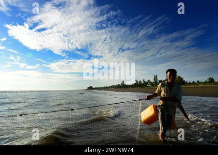 Pesca sulla spiaggia di Sittwe, Baia del Bengala, Myanmar. Foto Stock