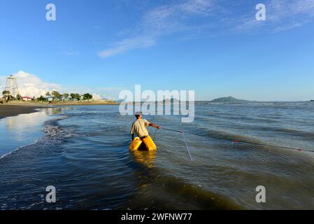 Pesca sulla spiaggia di Sittwe, Baia del Bengala, Myanmar. Foto Stock