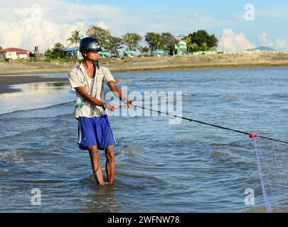 Pesca sulla spiaggia di Sittwe, Baia del Bengala, Myanmar. Foto Stock