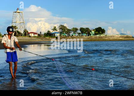 Pesca sulla spiaggia di Sittwe, Baia del Bengala, Myanmar. Foto Stock
