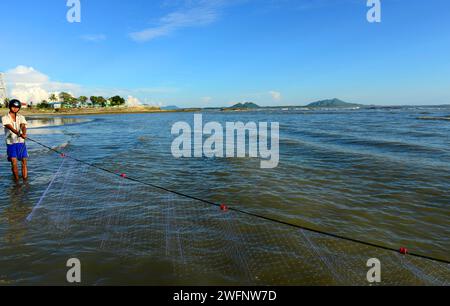 Pesca sulla spiaggia di Sittwe, Baia del Bengala, Myanmar. Foto Stock