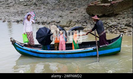 Forti piogge monsoniche lungo il fiume Kaladan nello stato di Rakhine nel Myanmar occidentale. Foto Stock