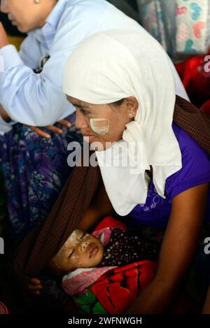 Una donna Arakanese che allatta il suo bambino sul traghetto tra Sittwe e Mrauk-U nel Myanmar occidentale. Foto Stock