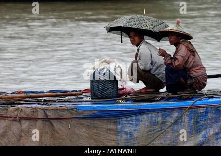 Forti piogge monsoniche lungo il fiume Kaladan nello stato di Rakhine nel Myanmar occidentale. Foto Stock