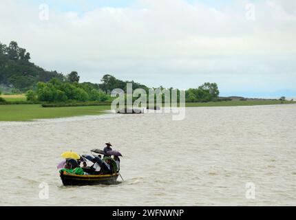 Forti piogge monsoniche lungo il fiume Kaladan nello stato di Rakhine nel Myanmar occidentale. Foto Stock